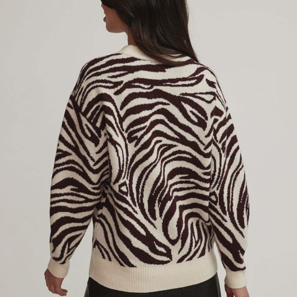 Women' Zebra Print Crew-Neck Pullover Sweater - Picture 3 of 6